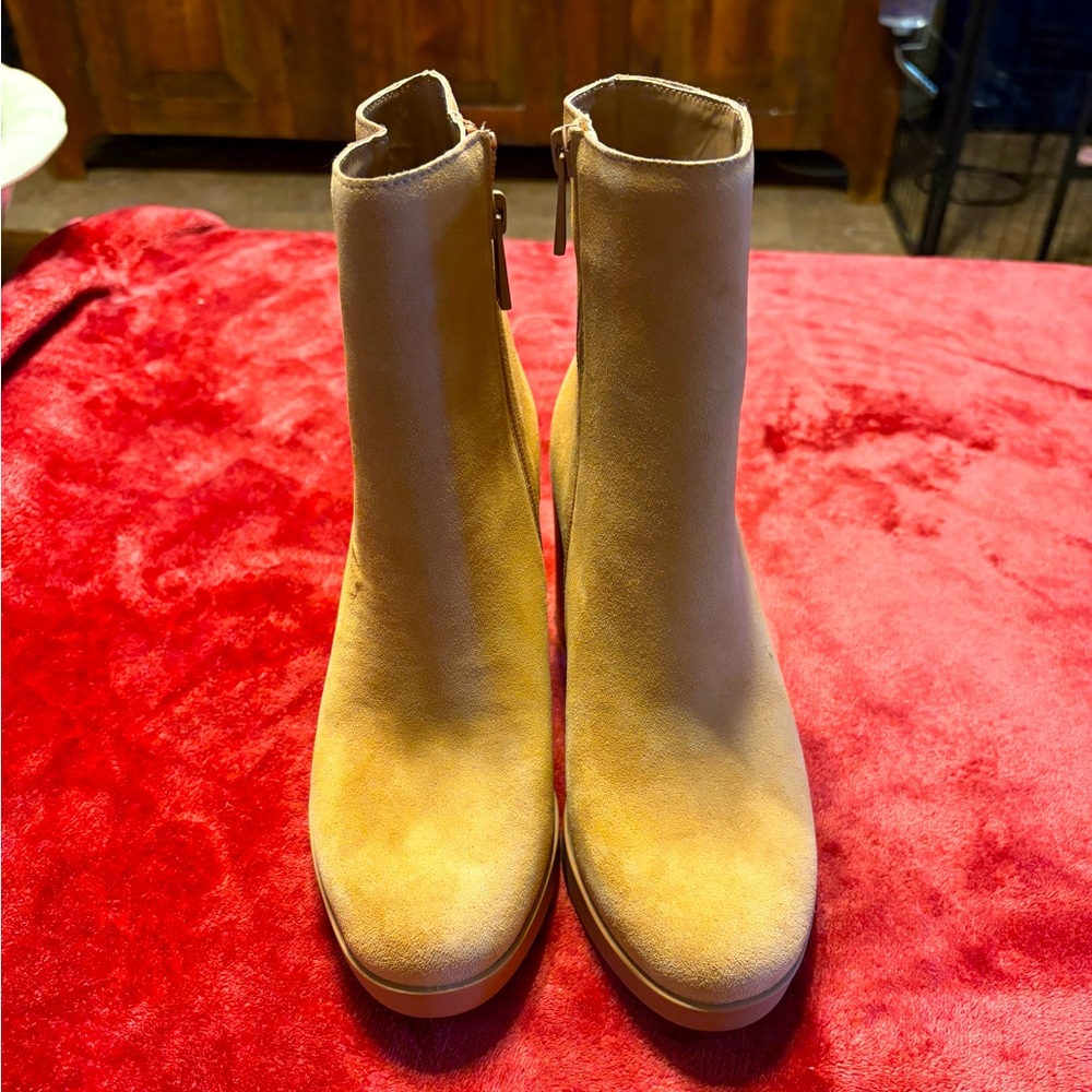 NWB
Sued Ankle Boots